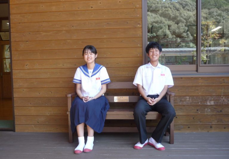県内の小・中学校へ木製ベンチを寄贈しました！